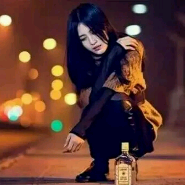 谁在意我流下的泪 再见只是陌生人 为情所伤 再见只是陌生人 温柔的